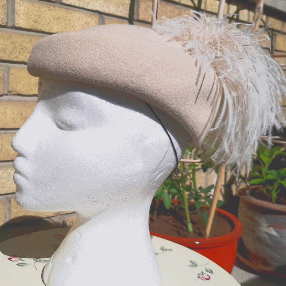 Vintage 50s Hat with Feathers! 👒🪶